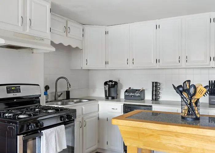 Contemporary Loft 5-min To Downtown Frühstückspension