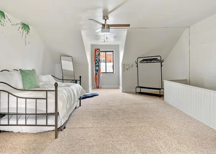 Contemporary Loft 5-min To Downtown Frühstückspension