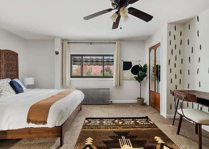 Contemporary Loft 5-min To Downtown *