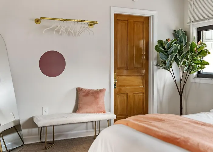 Frühstückspension Contemporary Loft 5-min To Downtown